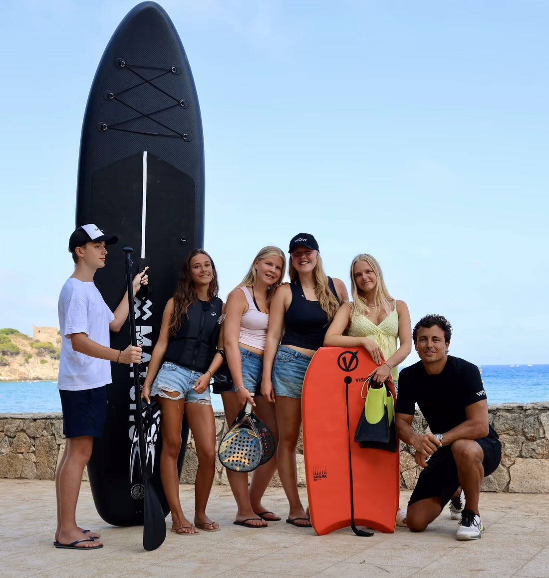 Milan met leerlingen en SUP, padel en bodyboard materiaal in Palamós