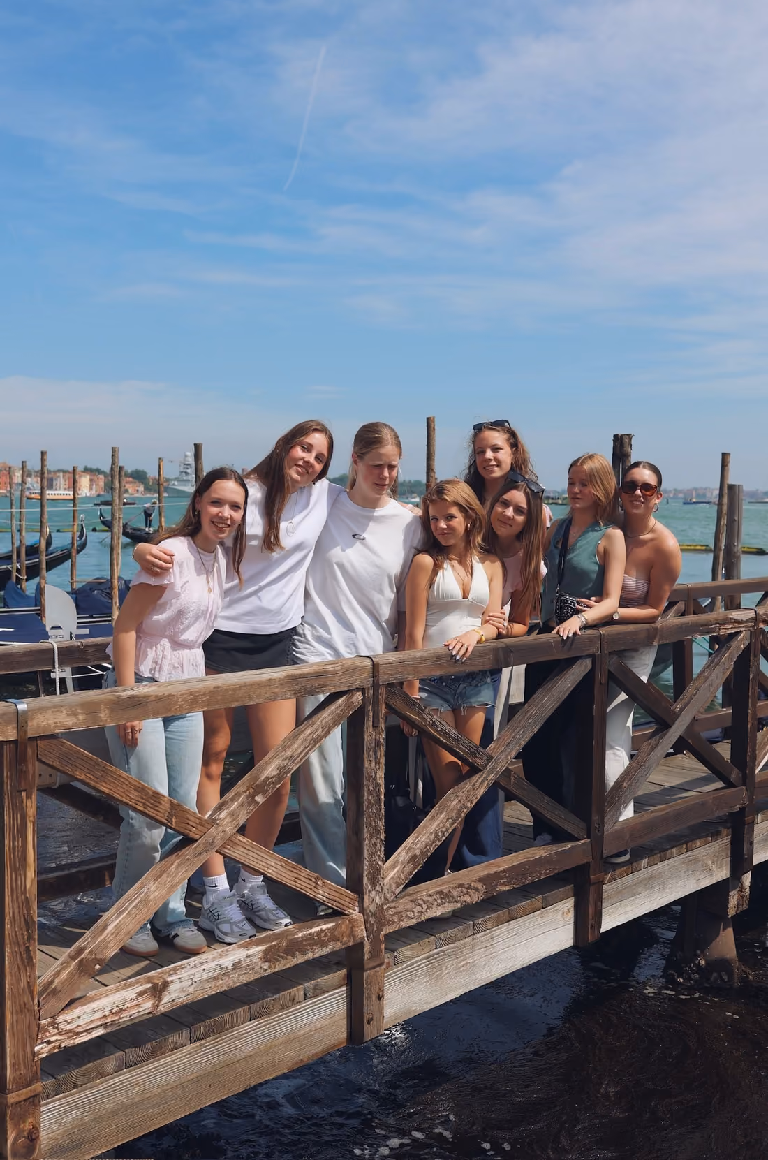 WOW groep op een brug in Venetië