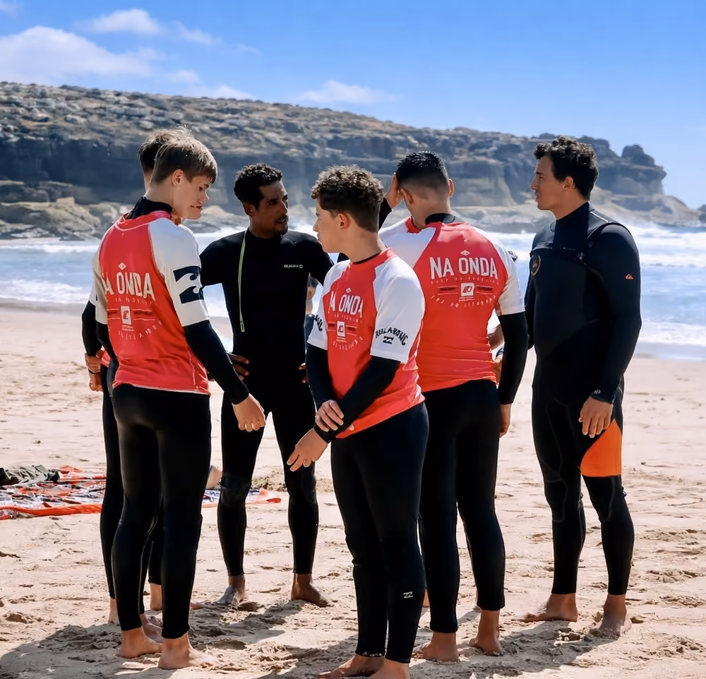 WOW groep krijgt een surfbriefing bij Ericeira, Portugal