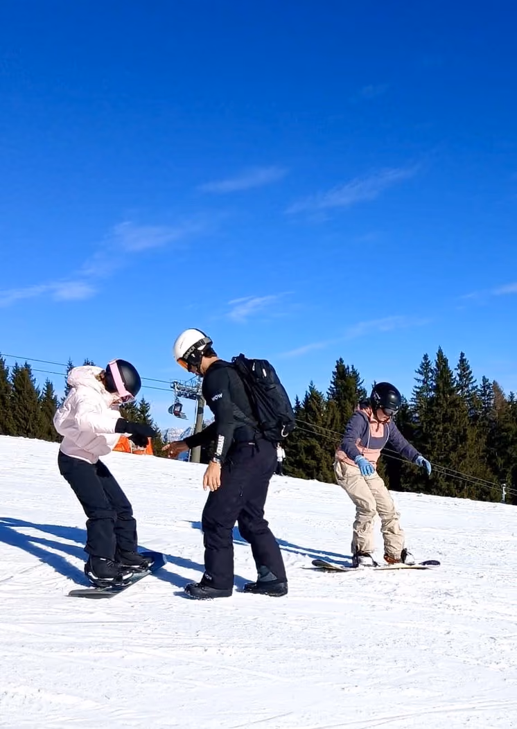 WOW instructeur begeleidt leerlingen tijdens een snowboardles bij WOW in the Snow