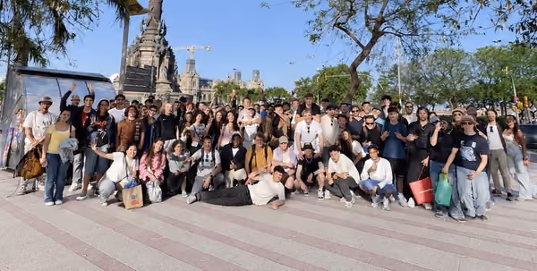 WOW groep bij het Columbusmonument tijdens de dagtrip naar Barcelona