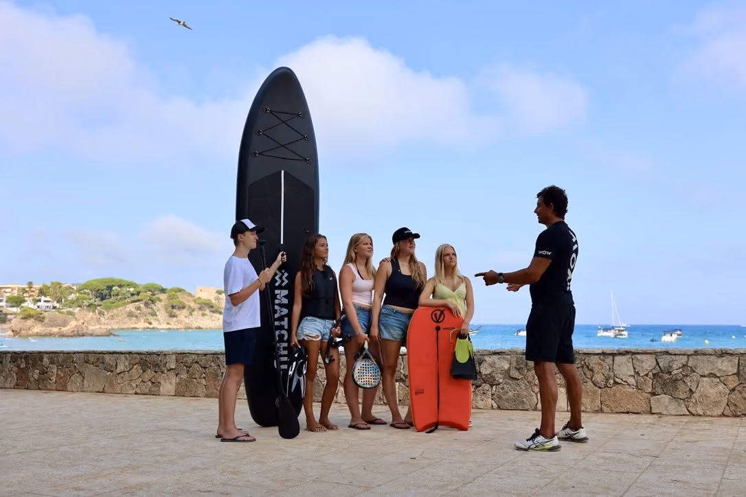 WOW-instructeur geeft uitleg aan leerlingen voor de sportactiviteiten in Palamós